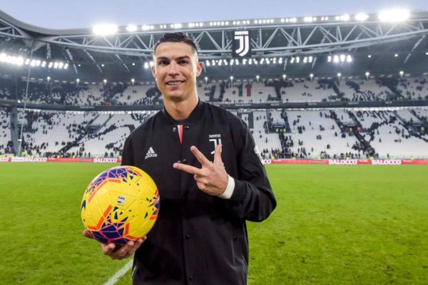Cristiano Ronaldo causa furor en las redes sociales por usar un Ipod viejo del 2005