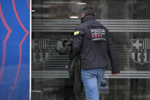 ¿Qué buscan? Así entraron los Mossos d' Esquadra al Camp Nou: Hasta un perro es parte de la investigación