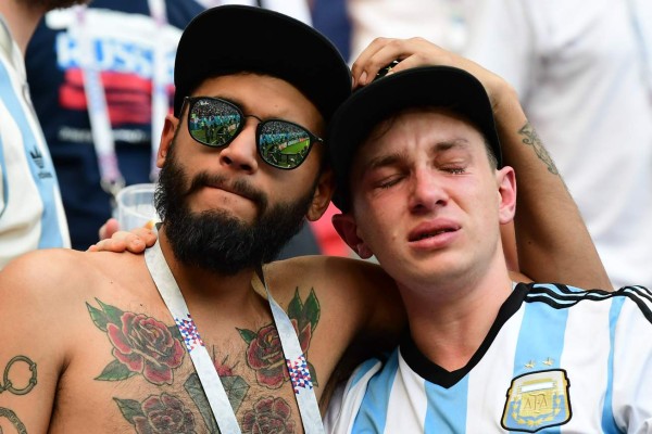 FOTOS: Messi pegado a una Virgen y todo el dolor de los argentinos
