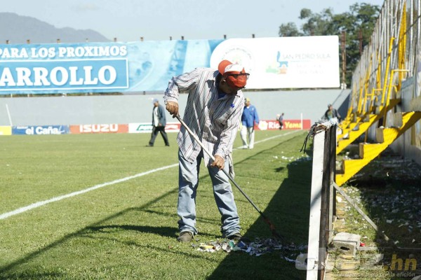 Botellas de vidrio, portones rotos y piedras, así amaneció el estadio Morazán