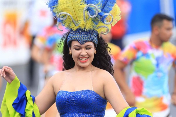 ¡Mucha belleza! El Nacional se llenó de lindas chicas en la final de Olimpia ante Motagua
