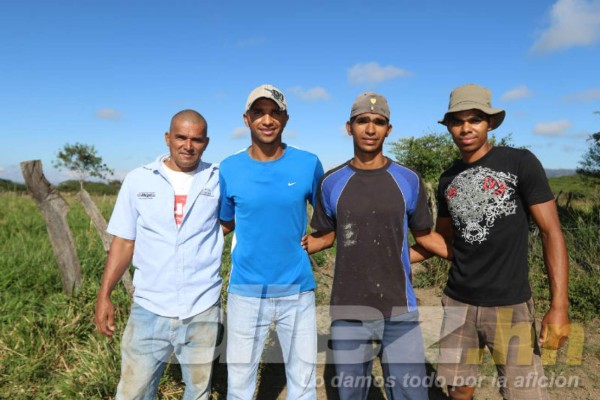 Así es la vida del portero Donis Escober entre ganado en su pueblo natal