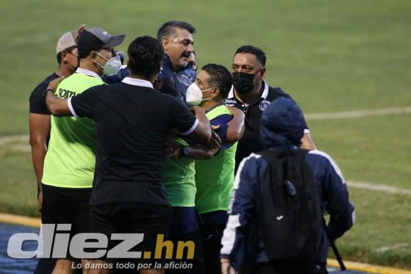 El clásico en imágenes: El festejo de Diego Vázquez y su 'look', Troglio sufrió y la furia de Félix