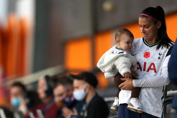 Deslumbró en la cancha y foto con su hija: Así fue el debut de Alex Morgan con el Tottenham
