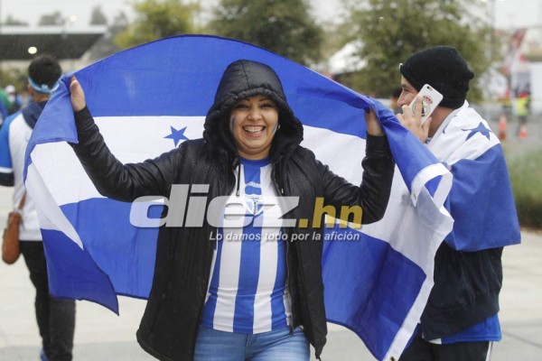 Hondureños pintan de azul y blanco las afueras del estadio Avaya
