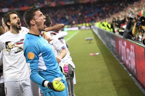 Locura de jugadores y aficionados del Sevilla por su título de Europa League