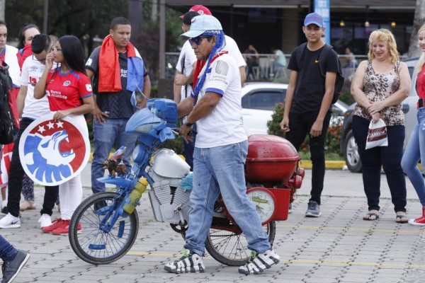 Aficionados de Olimpia viven una verdadera fiesta en presentación de la Copa 31