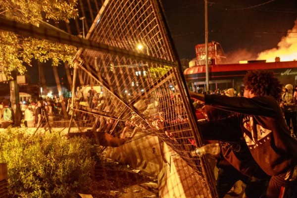 Arde Estados Unidos: Saqueos, incendios y hay despliegue de la Guardia Nacional por la muerte de George Floyd