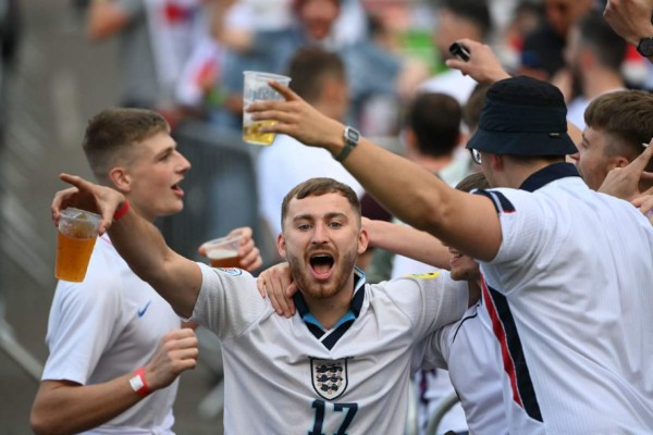 FOTOS: Tristeza de hermosa periodista, la sorpresiva visita a Roma y el júbilo de Inglaterra en la Eurocopa&nbsp;&nbsp;