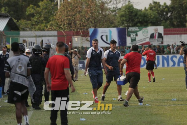 ¡Bien bañado! Diego Vázquez vive su tarde más difícil como técnico del Motagua