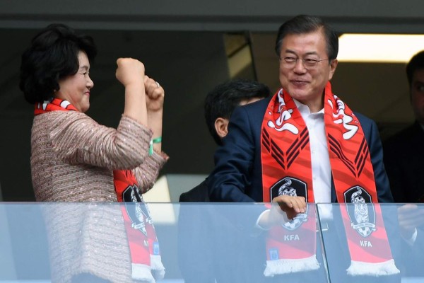 NO SE VIO EN TV: La impactante foto de presidente de Corea con capitán de su selección