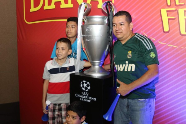 ¡Ambientazo en el Estadio Virtual Diez en la final de la Champions!