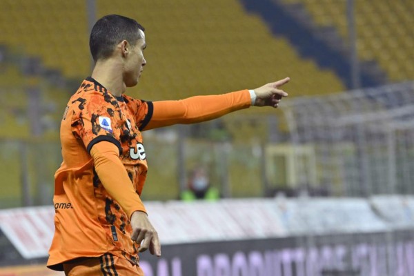 Desafía la gravedad: La secuencia del brutal salto de Cristiano Ronaldo para marcarle al Parma