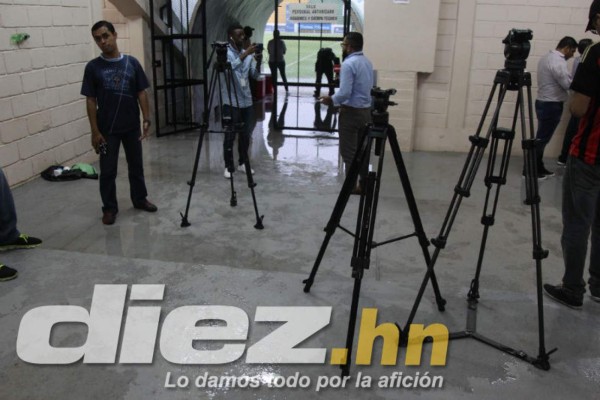 Como piscina olímpica: 45 minutos de lluvia inundaron cancha del Carlos Miranda