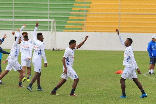 Roger Espinoza y su look se roba las miradas en entreno de Honduras