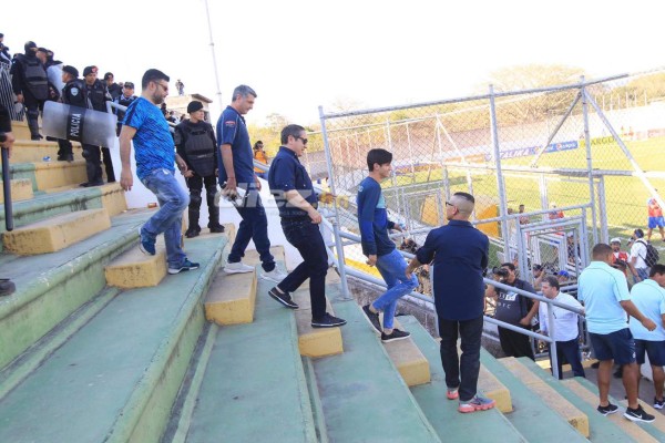 El fuerte choque de Melissa Pastrana y el desalojo en el estadio Carlos Miranda