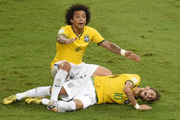 La trágica lesión de Neymar en imágenes.