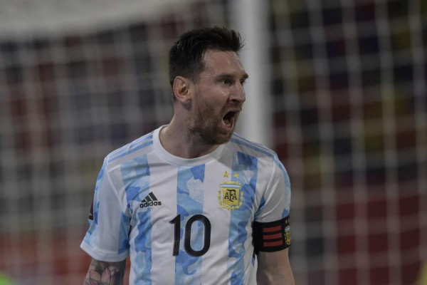 Las duras imágenes de Messi tras empatar contra Chile y así fue captado con Medel luego de su recordada pelea