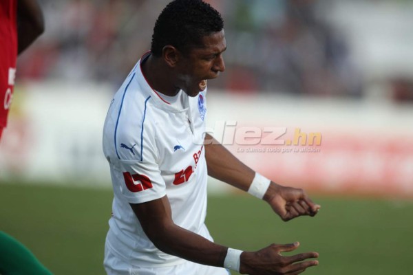 NO VISTE EN TV: Saludo a Vargas, aficionada queda en brasier y niño irrumpe el clásico