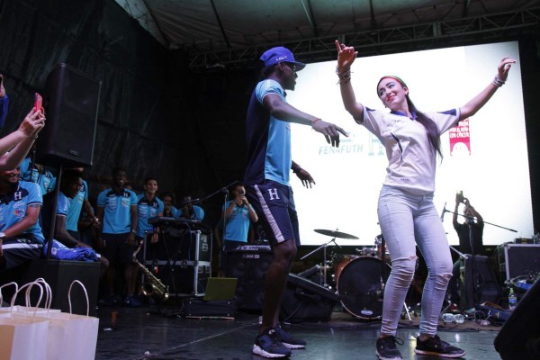 ¡Gran fiesta! Alberth Elis puso el ambiente en la 'H' FEST bailando punta