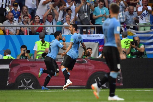 NO VISTE EN TV: Afición de Arabia Saudita da el ejemplo y grandes gestos de Suárez y Cavani