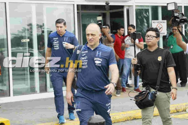 Jugadores de la Selección de Honduras llegan alegres en su regreso de Martinica