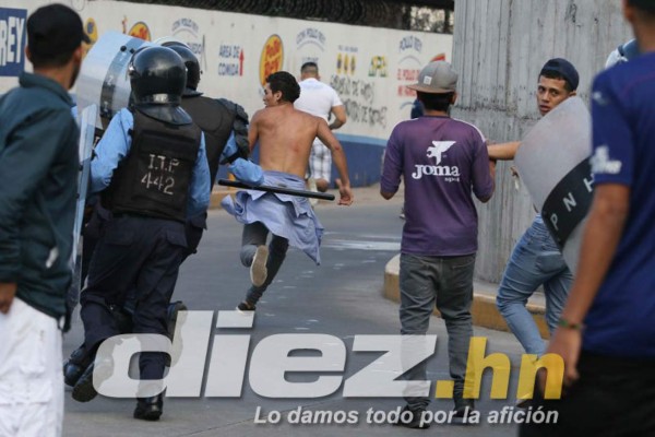 EN FOTOS: Enfrentamiento violento entre barras de Olimpia y Motagua