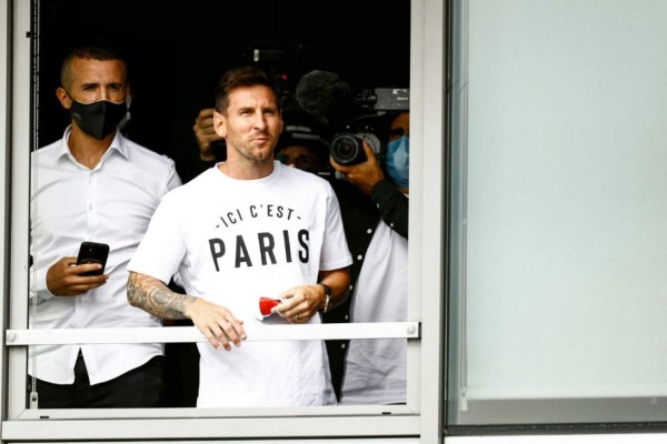 Así fue el primer día de Messi con el PSG: La firma del contrato y el crack que llegó a su hotel