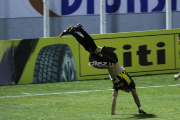 En fotos: Visita de lujo en el Vida-Motagua; el acrobático festejo de Omar Rosas y el cariñito de Nazar a su goleador