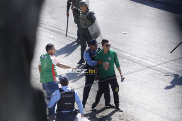 Barra de Marathón y olimpistas vestidos de civiles se agarran a pedradas afuera del Yankel