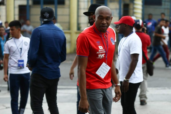 Maynor Figueroa, curioseando el celular a su esposa y Michaell Chirinos viendo a Olimpia