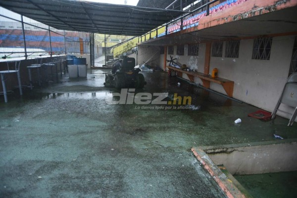 ¡INUNDADO! El estadio ceibeño se ha convertido en un verdadero pantano