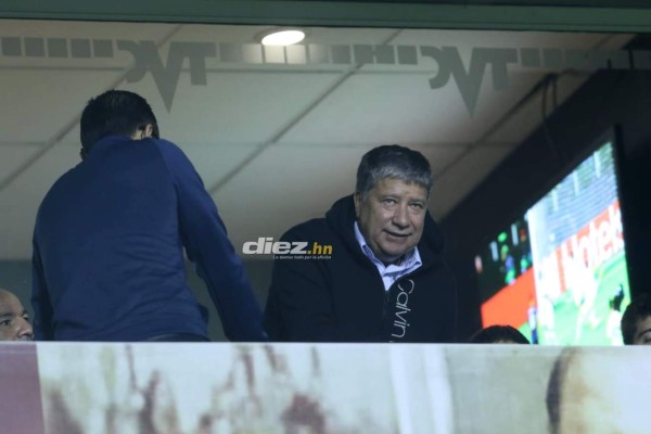 No se vio por TV: Con camiseta de Olimpia apoyando a Motagua, el beso y el 'invitado' en el palco