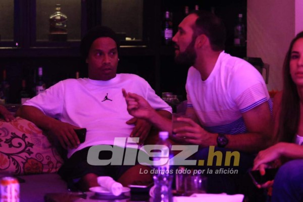 EN FOTOS: Así vivió Ronaldinho el clásico Barcelona-Real Madrid en Honduras