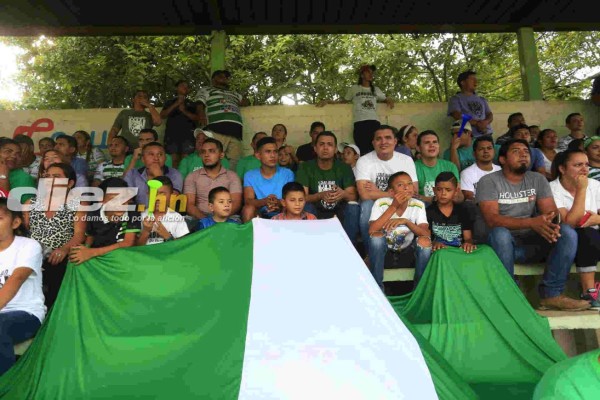 Legionarios invitados para el San Juan-Pinares y aficionado lo ve desde una hamaca