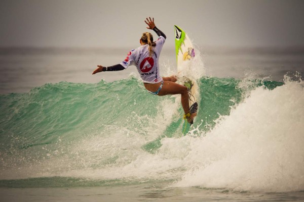 FOTOS: Maud, la bella chica que surfea en tacones