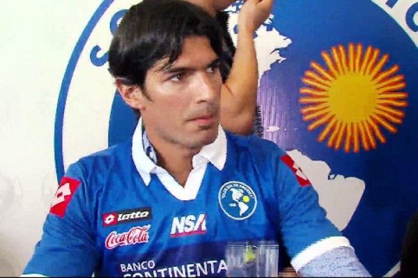 'El loco' Abreu impone récord Guinness tras vestir 26 camisetas distintas en su carrera