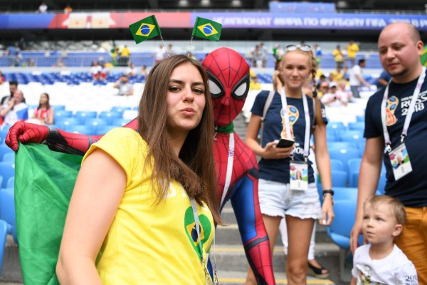 MUÑECOTAS: Aficionadas de Brasil y México enamoran en el Samara Arena