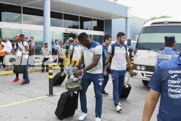 Jugadores de la Selección de Honduras llegan alegres en su regreso de Martinica