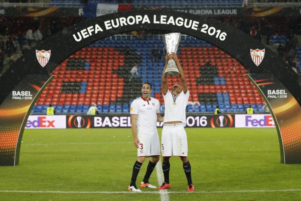 Locura de jugadores y aficionados del Sevilla por su título de Europa League