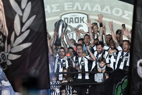 ¡Sin palabras! Impactante festejo del PAOK Salónica tras ganar la liga griega 34 años después
