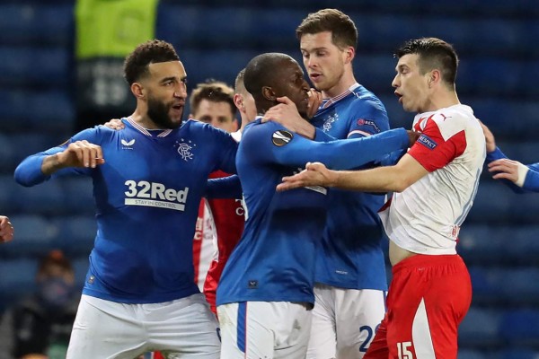 ¡Brutal patada en la Europa League! Delantero del Rangers le partió el rostro al portero del Slavia Praga