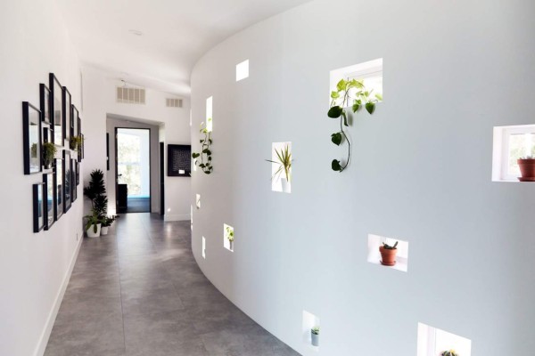 La espectacular mansión del skater mejor pagado del mundo con su propio parque de patinaje