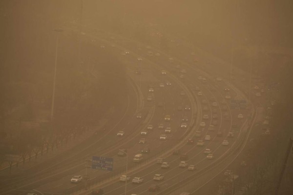 ¡Imágenes apocalípticas! La tormenta de arena más grande en la década que cubre totalmente a Beijing