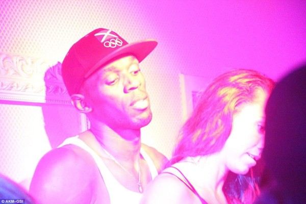 Escandalosas fotos de la fiesta de Usain Bolt ¡con una tercera mujer!