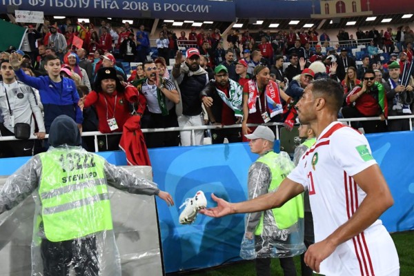 NO VISTE EN TV: Festejo de España, chicas lindas y jugador regaló sus botines