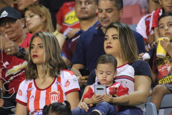 Las preciosas aficionadas del Vida y así fue captado Diego en la derrota del Motagua