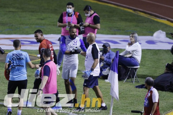 Otras fotos de la debacle: La reacción de Buba López con Maynor tras el error, decepción de los debutantes y el abrazo de Denil Maldonado