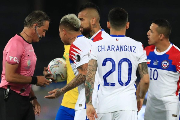 FOTOS: El encontronazo de Neymar con el DT de Chile, Vidal llama 'payaso' al árbitro y el cariño entre barcelonistas