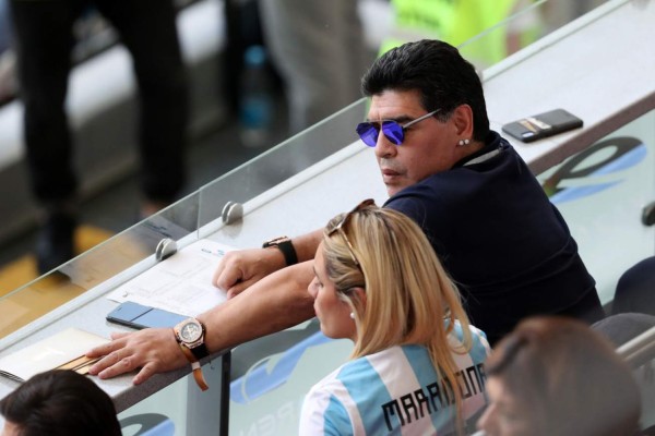 EN FOTOS: La nueva imagen que presentó Diego Maradona